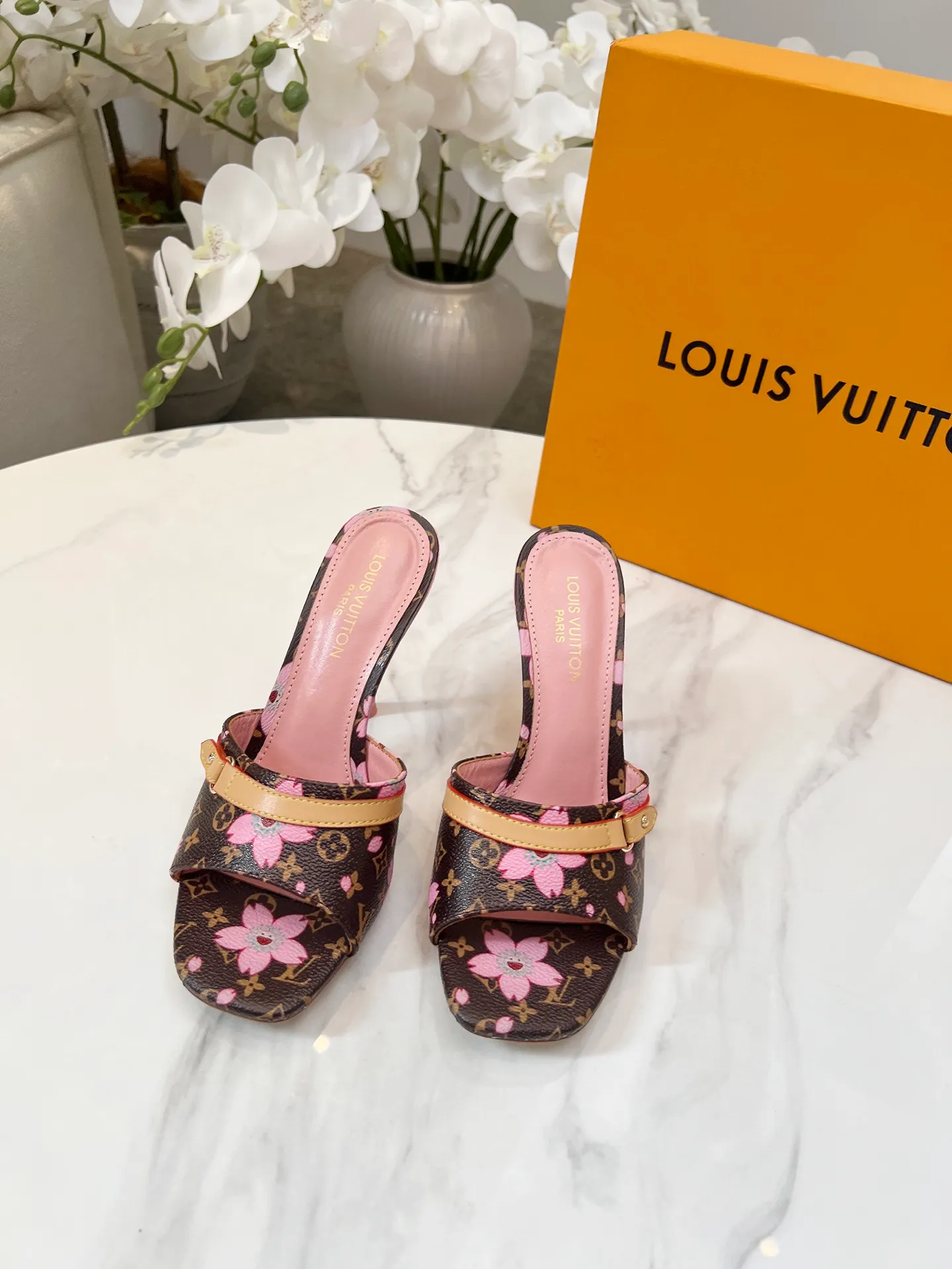 👟👟Ex-factory price 440👟👟 LV new denim kitten heel slippers 2025 summer must-have for goddesses, original replica, super comfortable on the feet. Show off the queen's temperament, the heel height is 9.5CM, which shows your temperament without being tiring. Leather outsole. Standard code: 35-42 (41 and 42 codes are customized, non-returnable and non-exchangeable)
